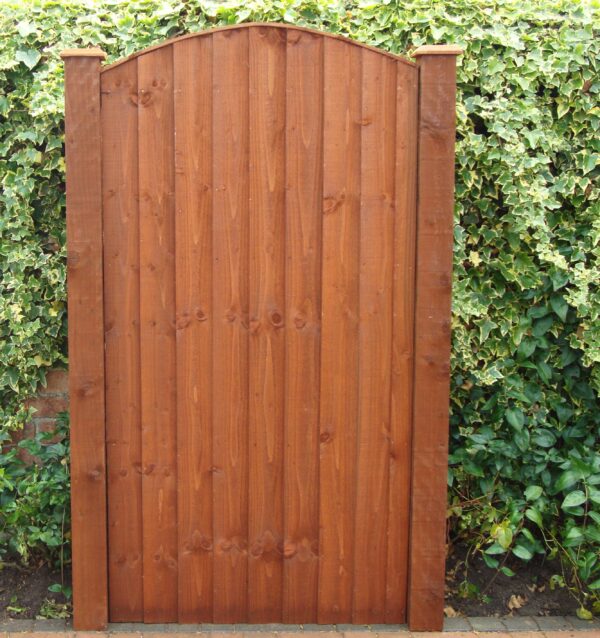 closeboard arched gate with hedge surround